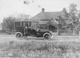 Harry Dallas Helmcken's Pierce-Arrow in outside 912 Heywood Avenue