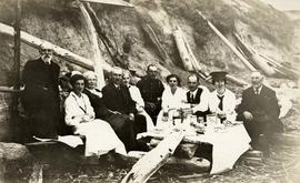 Picnic below Dallas Road cliffs. Lowe, Brown and Lothian families