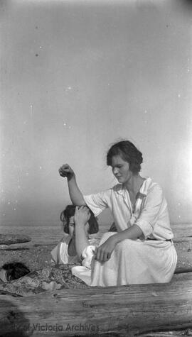 Mary Rattenbury and Dolly McBride at the beach