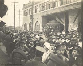 Crowds at New Westminster seeing off soldiers as they embark for England