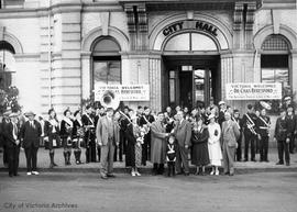 Dr. Charles Beresford and all the members of the Beresford Practical School of Music in front of City Hall