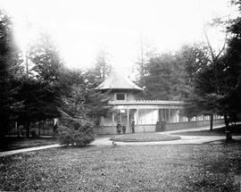 Beacon Hill Park, aviary