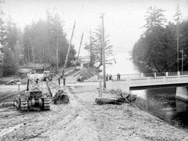 Transportation of the world's tallest totem to Victoria