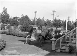 Elizabeth Barnsley and children in the Orient Buckboard