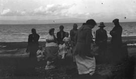 Krog family (?) at the beach