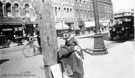 Dog "Peter" used to raise funds for the war effort