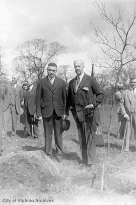 Mayor Herbert Anscomb and Sir Arthur Currie at tree planting ceremony in Mayor's Grove, Beacon Hill Park