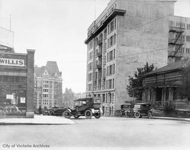 Gordon Street and Courtney Street looking south