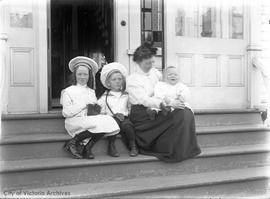 Elizabeth Barnsley with her children