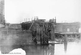 Johnson Street Bridge under construction